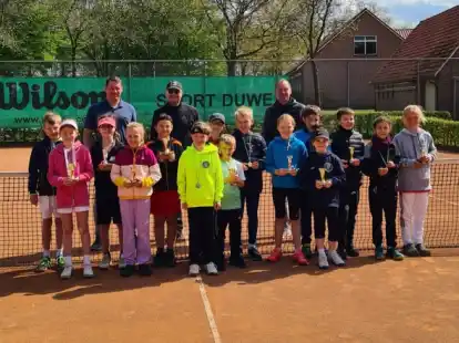 Organisator Daniel Rolfes (hinten, links) freut sich wie hier 2022 wieder über den Auftritt zahlreicher Tennis-Talente in Nikolausdorf.