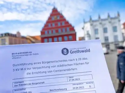 Blick auf die Beschlussvorlage vor dem Rathaus in Greifswald.