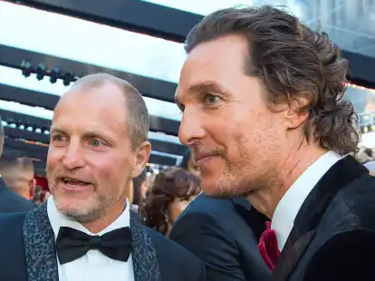 Die Schauspieler Woody Harrelson (l) und Matthew McConaughey sind privat befreundet und teilen sich beruflich die Leinwand.