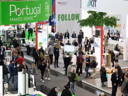 Zahlreiche Besucher laufen bei der Industriemesse Hannover Messe durch die Messehalle 2.