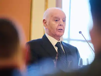 Daniel Barenboim spricht im Gro&szlig;en Saal im Roten Rathaus, nachdem er die Ehrenb&uuml;rgerw&uuml;rde in Berlin erhalten hat.