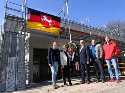Architekt Claudius Grothoff (von links), Cristina von Pozniak-Bierschenk (Regionsleiterin Staatliches Baumanagement Nord-West), Uni-Vizepr&auml;sident J&ouml;rg Stahlmann, J&ouml;rg Schorer (Institut f&uuml;r Sportwissenschaften) und Martin Hillebrecht vom Hochschulsport vor dem neuen Forschungs- und Trainingszentrum.
