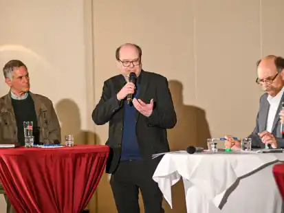 Umweltminister Christian Meyer (Mitte) positioniere sich im Lauf der Diskussion &uuml;berraschend deutlich aufseiten der J&auml;ger und Weidetierhalter: W&ouml;lfe mussten bei Bedarf entnommen, Schutzz&auml;une besser bezahlt werden