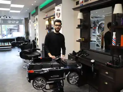 Khalid Osso aus Garrel hat in B&ouml;sel seinen zweiten Barbershop er&ouml;ffnet. F&uuml;r Kinder gibt es einen speziellen Friseurplatz am Steuer eines Autos.
