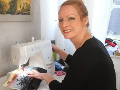 An ihrer N&auml;hmaschine: D&ouml;rte Putensen aus Oldenburg ist das neue Mitglied in der Galerie.4 in D&ouml;tlingen.