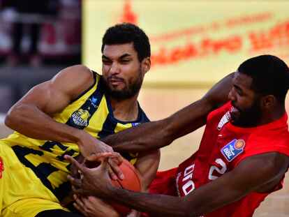 Es war das  f&uuml;r lange Zeit letzte Spiel des Baskets-Profis in dieser Saison: Oldenburgs Kenneth Ogbe (links) ringt im Hinspiel Anfang Januar mit dem Bamberger Amir Bell um den Ball. Anschlie&szlig;end fehlte der Fl&uuml;gelspieler monatelang.