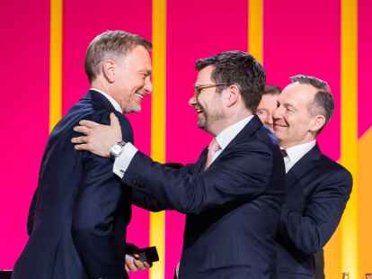 Christian Lindner (l-r) wird von Marco Buschmann und Volker Wissing zur Wiederwahl begl&uuml;ckw&uuml;nscht.