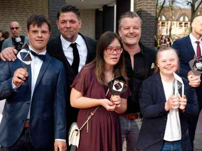 Der Fernsehkoch Tim M&auml;lzer und Mentor Andre Dietz (hinten l-r) kommen mit einem Teil des Ensembles zur 59. Grimme-Preisverleihung. Sie erhalten den Preis in der Kategorie &laquo;Publikumspreis der Marler Gruppe&raquo; f&uuml;r &laquo;Zum Schwarzw&auml;lder Hirsch - eine au&szlig;ergew&ouml;hnliche K&uuml;chencrew und Tim M&auml;lzer&raquo;.