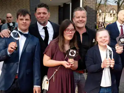 Der Fernsehkoch Tim M&auml;lzer und Mentor Andre Dietz (hinten l-r) kommen mit einem Teil des Ensembles zur 59. Grimme-Preisverleihung. Sie erhalten den Preis in der Kategorie &laquo;Publikumspreis der Marler Gruppe&raquo; f&uuml;r &laquo;Zum Schwarzw&auml;lder Hirsch - eine au&szlig;ergew&ouml;hnliche K&uuml;chencrew und Tim M&auml;lzer&raquo;.