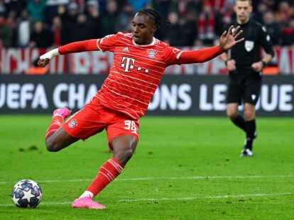 Mathys Tel von M&uuml;nchen spielt den Ball.