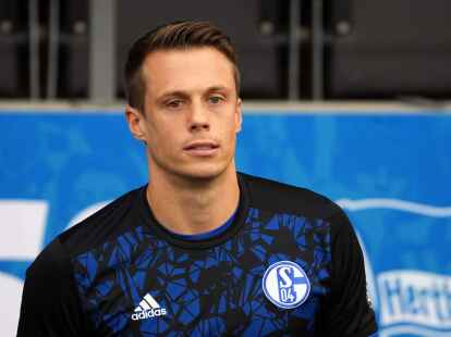 Torh&uuml;ter Alexander Schwolow gastiert mit Schalke bei seinem Ex-Club Freiburg.