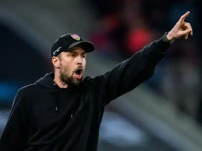 Stuttgarts Trainer Sebastian Hoene&szlig; gestikuliert.