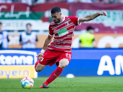 Augsburgs Daniel Caligiuri in Aktion.