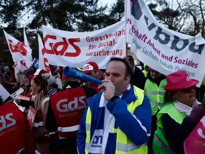 Mitglieder verschiedener Berufsgruppen bei einer Protestaktion der Dienstleistungsgewerkschaft Verdi in Berlin.