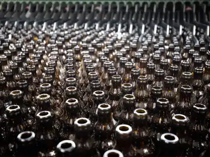 Leere Bierflaschen stehen in der Flaschenreinigungsanlage in der Produktionsst&auml;tte der Holsten-Brauerei im Hamburger Stadtteil Hausbruch.