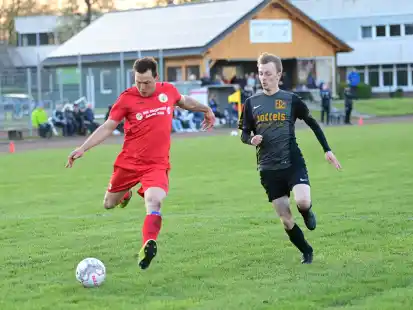 Felix Janssen (in Rot) auf dem Weg zum 1:0 für die SG Wangerland.