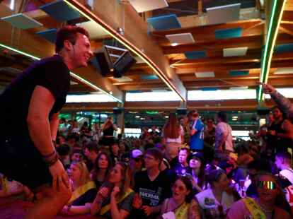 Der deutsche S&auml;nger Roberto Silver tritt zur Saisoner&ouml;ffnung im Bierkonig auf Mallorca auf.