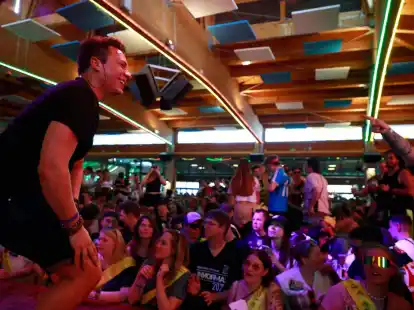 Der deutsche S&auml;nger Roberto Silver tritt zur Saisoner&ouml;ffnung im Bierkonig auf Mallorca auf.