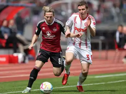 Der N&uuml;rnberger Lino Tempelmann (l) setzt sich im Zweikampf gegen den D&uuml;sseldorfer Sobottka durch.