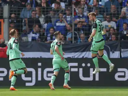 Hannovers Cedric Teuchert (r) feiert seinen Treffer zum 1:0.