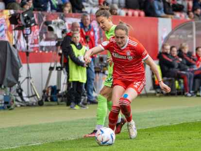 Felicitas Rauch (l) von Wolfsburg und Sydney Lohmann von M&uuml;nchen k&auml;mpfen um den Ball.