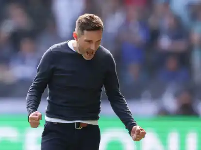 Hannovers Trainer Stefan Leitl freut sich &uuml;ber den Sieg gegen Arminia Bielefeld.