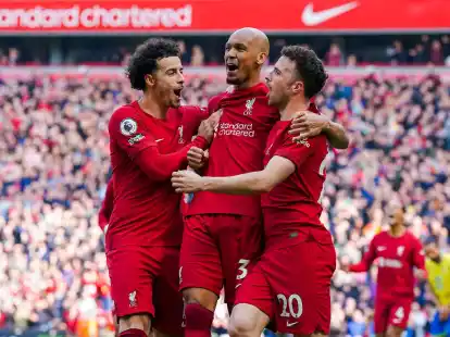 Diogo Jota (r) vom FC Liverpool feiert sein Tor zum 1:0 mit seinen Teamkollegen Curtis Jones und Fabinho.
