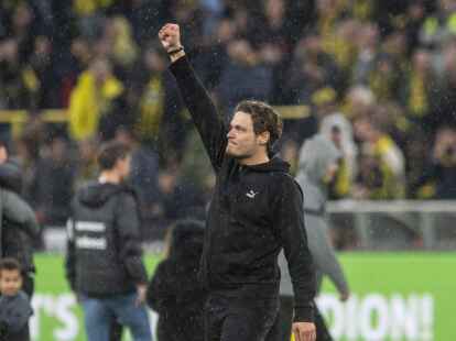 Dortmunds Trainer Edin Terzic jubelt nach dem Spiel gegen Eintracht Frankfurt.