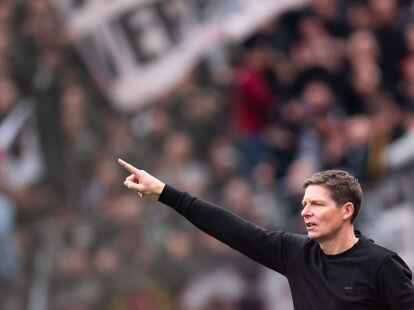 Frankfurts Trainer Oliver Glasner gestikuliert an der Seitenlinie.