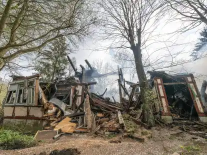 Die noch rauchenden Tr&uuml;mmer des ehemaligen Hofes des &laquo;Kannibalen von Rotenburg&raquo;, Armin M. Das historische Fachwerkhaus war aus bislang ungekl&auml;rter Ursache in Brand geraten und wurde komplett zerst&ouml;rt.