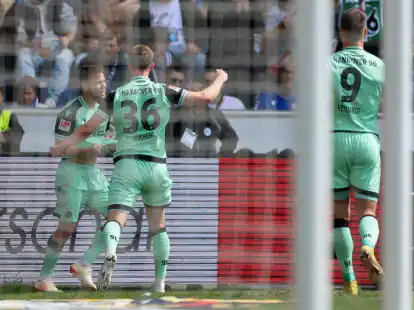 Traf f&uuml;r Hannover 96 an einem besonderen Tag: Louis Schaub (l).