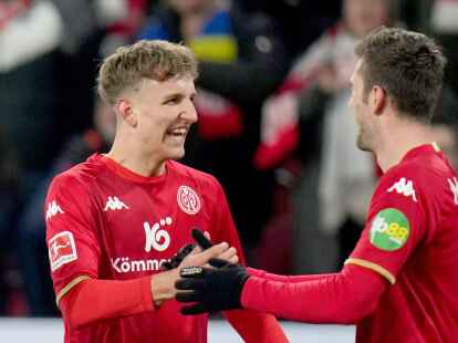 Die Mainzer um den sechsmaligen Bundesliga-Spieler Nelson Weiper (l) wurden neuer A-Junioren-Meister.