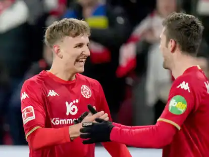 Die Mainzer um den sechsmaligen Bundesliga-Spieler Nelson Weiper (l) wurden neuer A-Junioren-Meister.