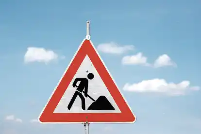 Ein Schild weist auf eine Baustelle hin. Auch in Ne&szlig;mersiel wird bald gebaut &ndash; Verkehrsteilnehmer m&uuml;ssen dahingehend mit Sperrungen der Strandstra&szlig;e rechnen.