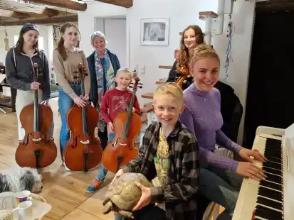 Kommen zum Musizieren zusammen: Johanne Holthaus (von links), Sarah Hundhausen, Cellistin und Pianistin Barbara Hoffmann, Bjarne Fischer, Mathis Fischer mit Schildkr&ouml;te Athena, Jamila Schlange und Nike Sonka am Klavier.