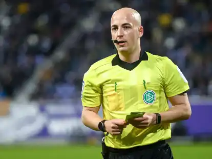 Der Schiedsrichter Nicolas Winter brach das Spiel FSV Zwickau gegen Rot-Wei&szlig; Essen ab.