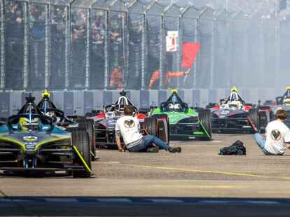 Klimaaktivisten st&ouml;rten kurz das Formel-E-Rennen in Berlin.