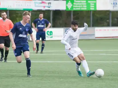 Die Bezirksliga-Fußballer des SV Brake (in Weiß) kassierten am Sonntag eine überraschende Niederlage gegen den SV Turabdin Delmenhorst.