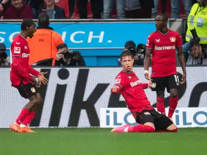 Leverkusens Torsch&uuml;tze Adam Hlozek (M), Jeremie Frimpong (l) und Moussa Diaby jubeln nach dem Treffer zur 1:0 F&uuml;hrung.