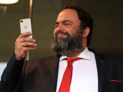 Auch der Olympiakos-Eigent&uuml;mer Evangelos Marinakis soll auf das Spielfeld gest&uuml;rmt sein.