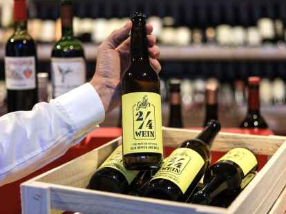 Wein in einer Bierflasche abgef&uuml;llt (Winzer: Galler) liegt bei einem H&auml;ndler in einer Kiste. Auf der Fachmesse ProWein in D&uuml;sseldorf pr&auml;sentiert das Weingut Galler aus der Pfalz einen Wei&szlig;wein in Bierflaschen.