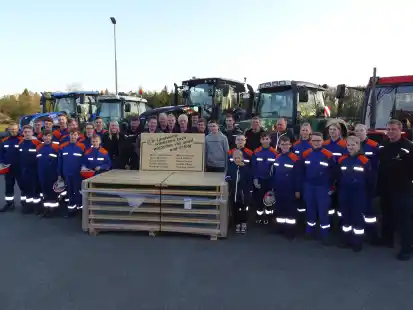 Nach dem Treckerkorso folgte die &Uuml;bergabe: Die Kinder der Jugendfeuerwehr Ocholt-Howiek freuen sich &uuml;ber die Spende der Landwirte.