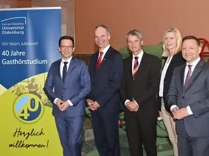 Beim Festakt: (von links) Wissenschaftsminister Falko Mohrs und Universit&auml;tspr&auml;sident Prof. Dr. Ralph Bruder gemeinsam mit dem Direktorium des C3L Prof. Dr. Olaf Zawacki-Richter, Prof. Dr. Heinke R&ouml;bken (Leitende Direktorin) und Prof. Dr. Klaus Fichter.