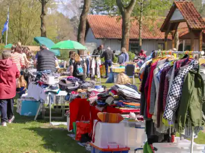 Die Wiese gegen&uuml;ber dem Campingplatz des Freizeitzentrums in Kirchhatten war am Sonntag Kulisse f&uuml;r einen gro&szlig;en Flohmarkt.