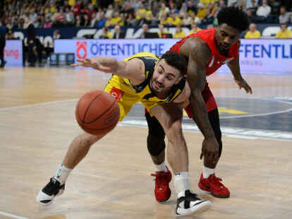 Umk&auml;mpftes Duell: Oldenburgs Max DiLeo versucht, gegen Bamberg an den Ball zu kommen.