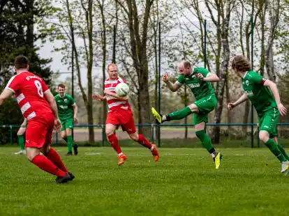 Der SV Höltinghausen II (grüne Trikots) gewann sein Heimspiel gegen den BV Varrelbusch mit 2:1.