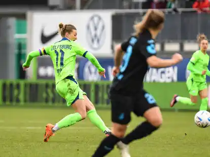 Das Passspiel im Fußball (hier, setzt die Wolfsburgerin Alexandra Popp eine Mitspielerin in Szene) steht am Montag, 8. Mai, im Fokus der Trainingsanregungen.