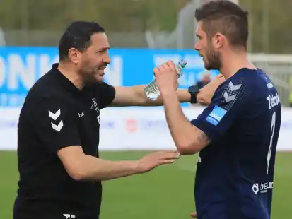 Klare Anweisungen: VfB-Trainer Fuat Kilic (links) spricht mit Robert Zietarski. Ob Oldenburgs Sechser in Delmenhorst eine Pause bekommt, ist offen.