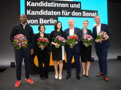 Die designierten Senatorinnen und Senatoren der CDU f&uuml;r Berlin: Joe Chialo (l-r, Kultursenator), Felor Badenberg (Justizsenatorin), Katharina G&uuml;nther-W&uuml;nsch (Bildungssenatorin), Kai Wegner (Regierender B&uuml;rgermeister), Manja Schreiner (Verkehrssenatorin) und Stefan Evers (Finanzsenator).