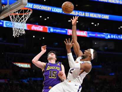 Phoenix Suns-Forward Josh Okogie (r) wirft w&auml;hrend Los Angeles Lakers-Guard Austin Reaves verteidigt.